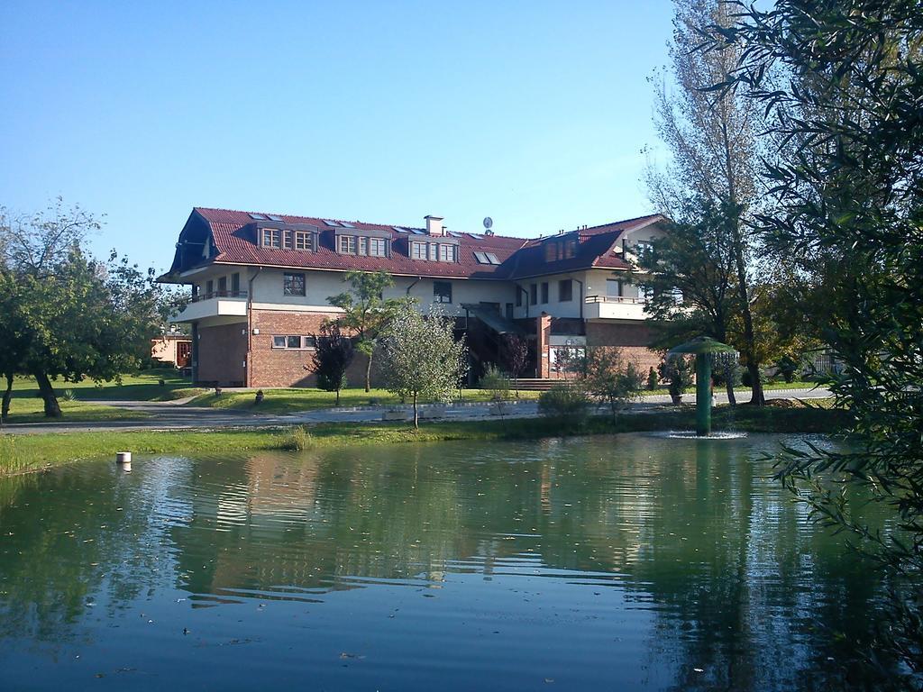 Grante Motel Έστεργκομ Εξωτερικό φωτογραφία